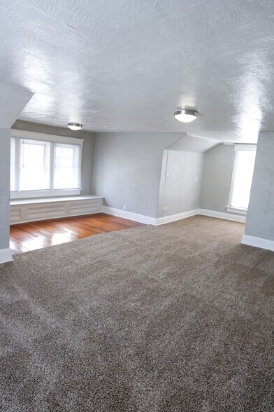 Building Photo - 613 S Main Ave