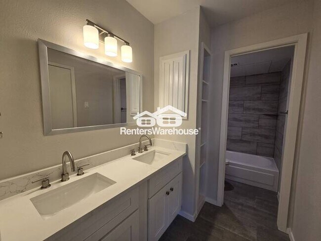Building Photo - FOR RENT - MOVE IN READY - 2  BEDS 1.5 BAT...