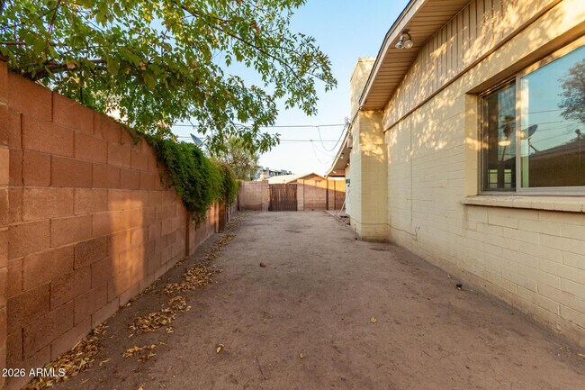 Building Photo - 2109 S Stanley Pl