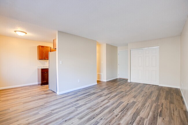 Primary Photo - 1337 Arkwright St N