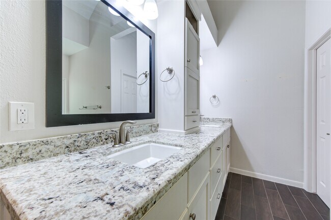 Building Photo - 25 Fairway Oaks Pl