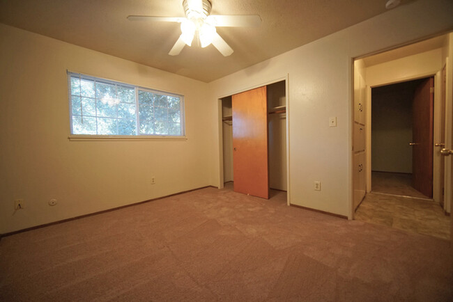 Building Photo - Charming 2-bedroom 1-bathroom in Carmichael!