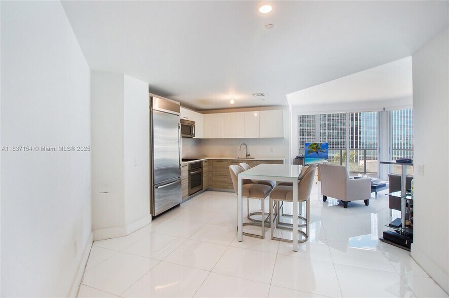 Building Photo - 1300 Brickell Bay Dr