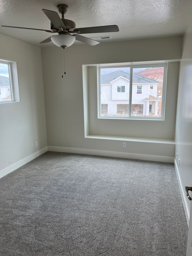 Building Photo - Beautiful newer 3 Bedroom, 2.5 Bathroom to...