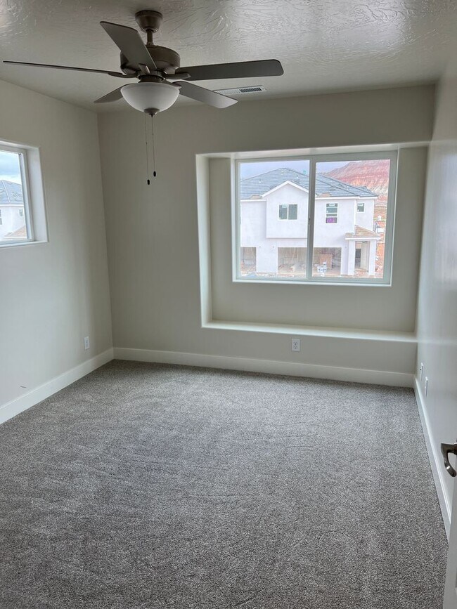 Building Photo - Beautiful newer 3 Bedroom, 2.5 Bathroom townhome, located in Washington!