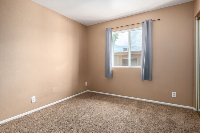 Building Photo - Charming 2-Bed Townhome with Community Poo...