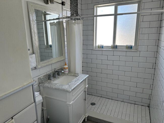 Building Photo - 1258 Beach Rd