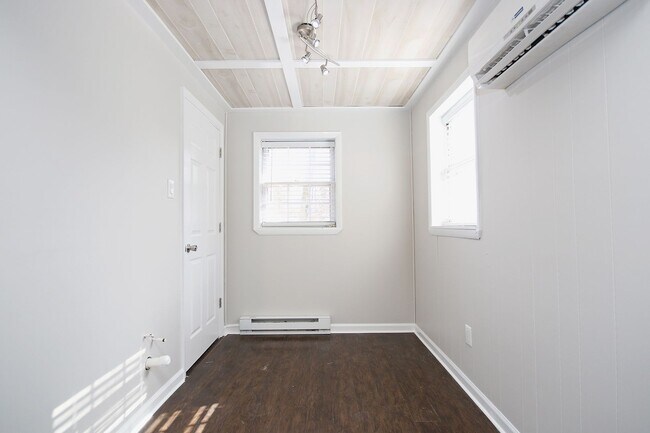 Building Photo - Nicely Updated Duplex Near UVA Medical Center