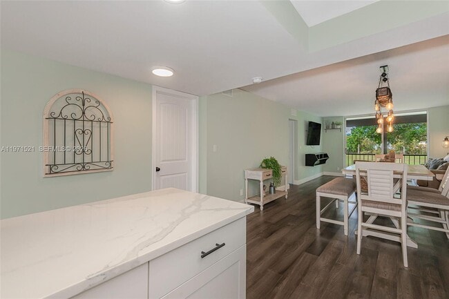 Building Photo - 9811 N Hollybrook Lake Dr