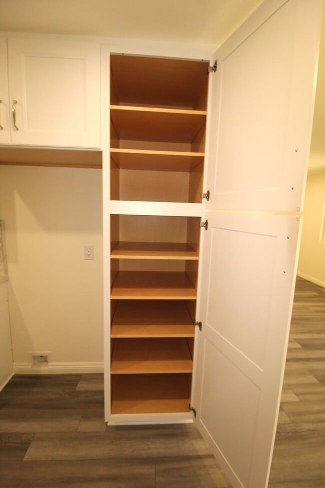 Building Photo - Remodeled 2+1 Upstairs Parkside Condo