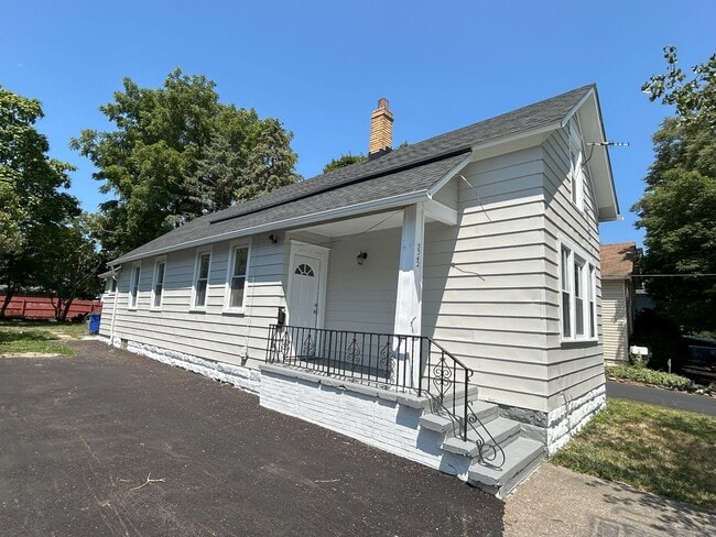 Building Photo - 3 Bed Single Family with Huge Kitchen and ...