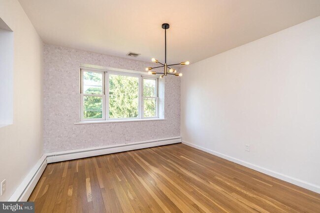 Building Photo - 932 Croton Rd