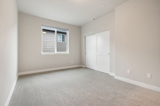 Building Photo - Newer 4-Bedroom Home in Bremerton