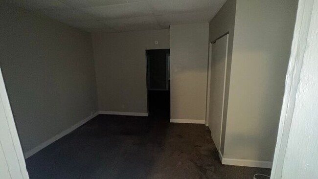 Building Photo - Great Price, Professionally Managed, Liter...