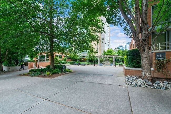 Building Photo - Bright Corner 1Bed/1Bath Condo in the Heart of Downtown Seattle!
