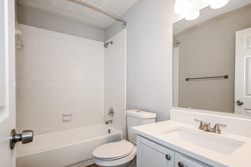 Building Photo - 6730 Meadowcrest Dr