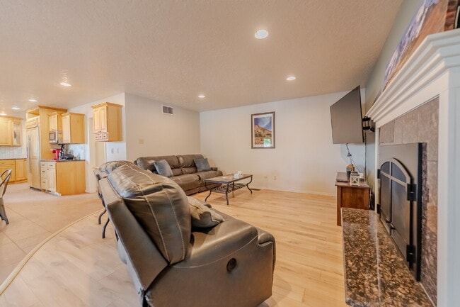 Building Photo - Private Room with Private Bath in Spacious...