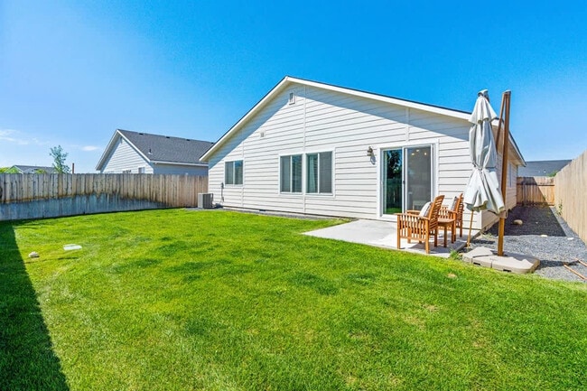 Building Photo - 17541 Mountain Springs Ave