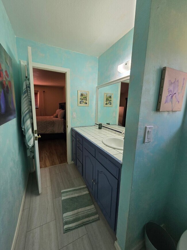 Building Photo - Furnished, 1-year long-term rental