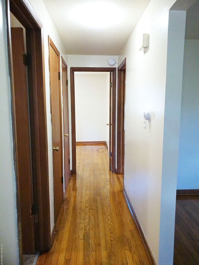 Building Photo - Bright  Second Floor Flat Across from Barr...