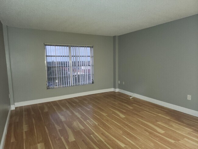 Building Photo - 4174 Inverrary Dr