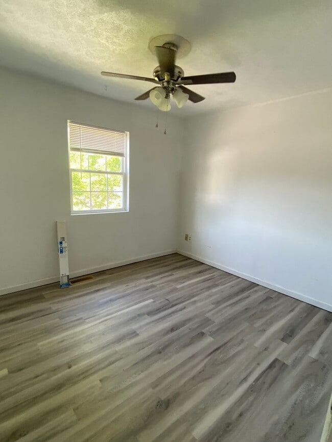 Building Photo - 122 Oakwood Rd
