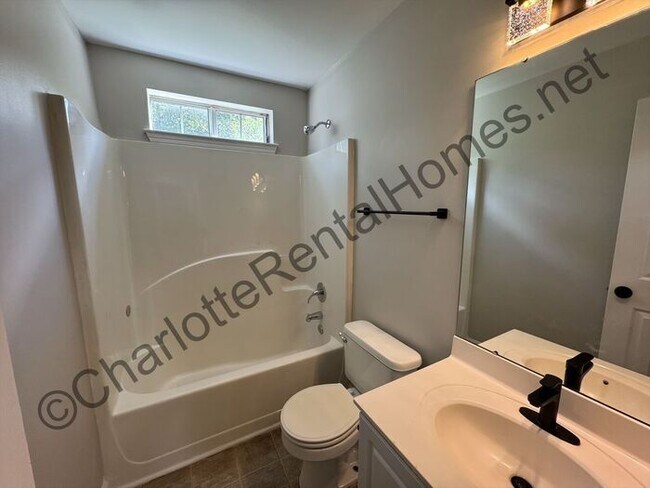 Building Photo - Beautiful 3 bedroom 2 bathroom home in Cha...
