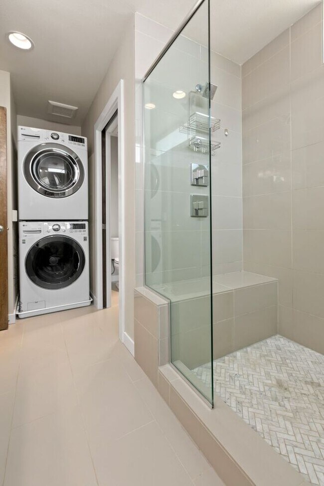 Building Photo - Trendy West Seattle Townhome w/Air Conditioning and Rooftop Deck