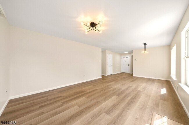 Building Photo - 123 Harrow Dr
