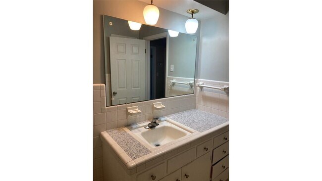 Building Photo - 1001 Brookside Dr