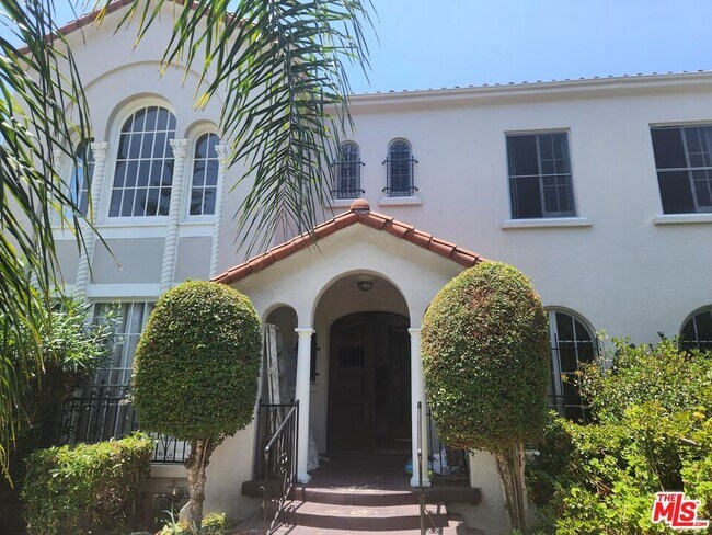 Building Photo - 517 Serrano Ave