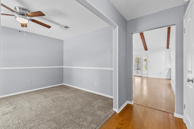Building Photo - 5017 Oak Ct