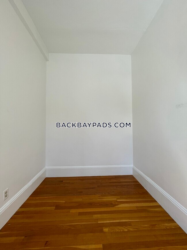 Building Photo - 370 Marlborough St