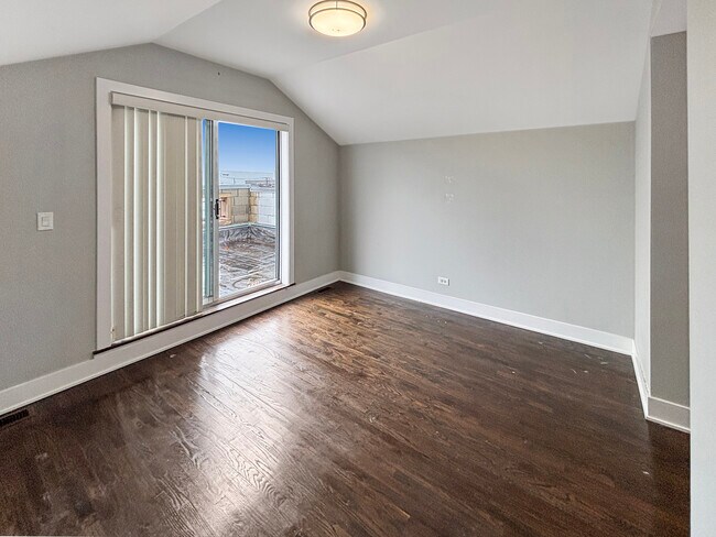 Building Photo - 1634 W Cermak Rd