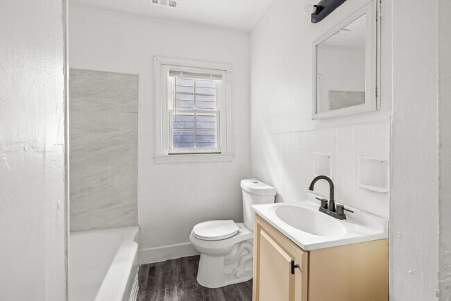 Building Photo - Charming 3 Bedroom, 1.5 Bathroom house