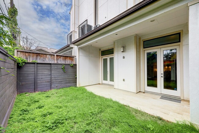 Building Photo - 609 W Pierce St