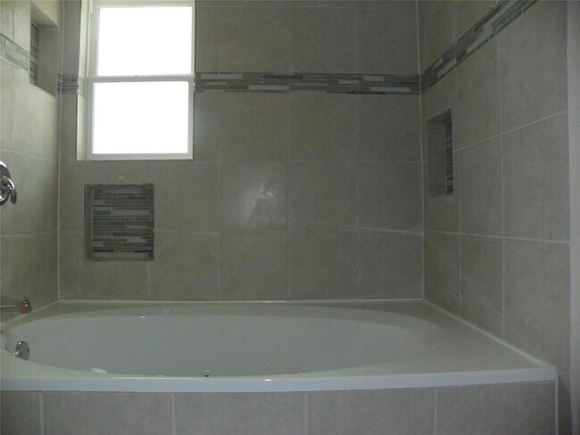 Building Photo - 18027 Bambriar Dr