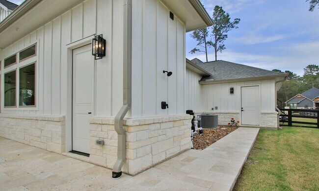 Building Photo - 21359 Monarch Dr