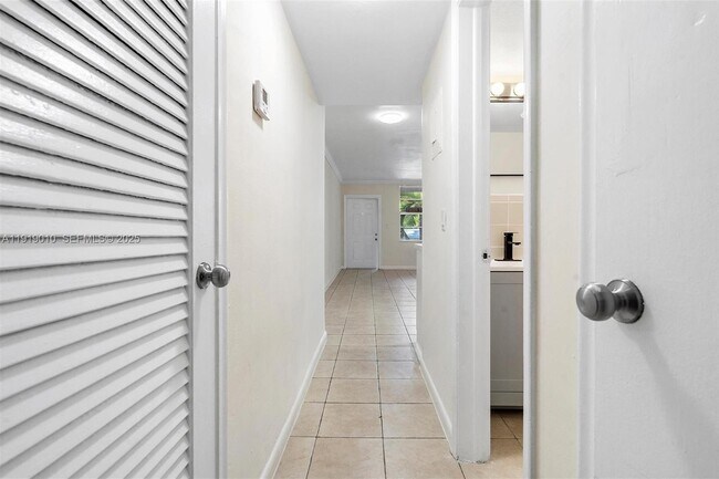 Building Photo - 1715 N 16th Ave