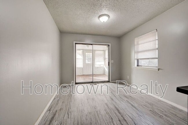 Building Photo - 605 W Clarke St