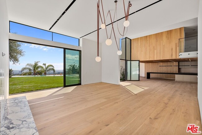 Building Photo - 2501 Banyan Dr