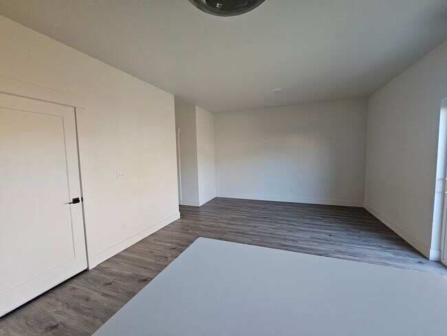 Building Photo - Peaceful Living Just Minutes from Town