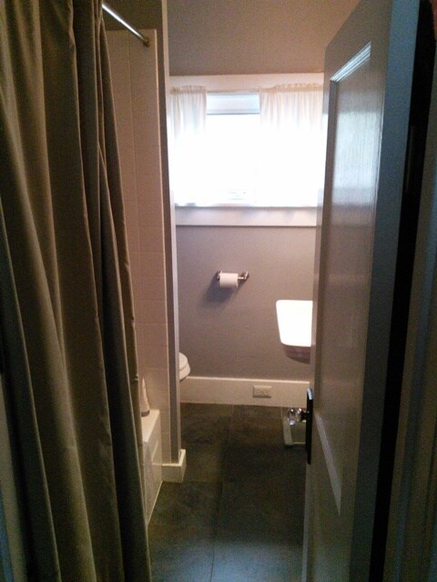 bathroom 1 - 827 Mathews St
