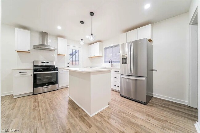 Building Photo - 2053 W 45th St