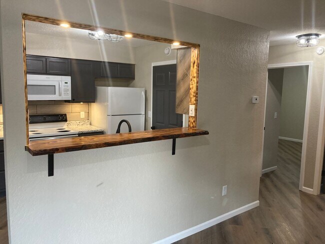 Building Photo - Renovated 2 Bedroom Apartment
