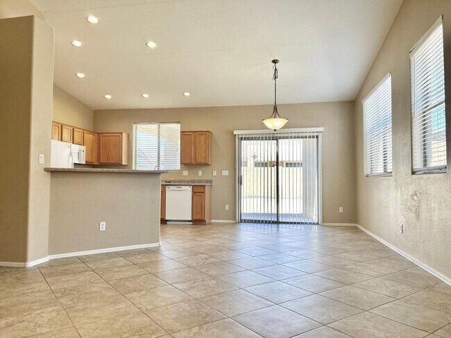 Building Photo - 6660 E Roland St