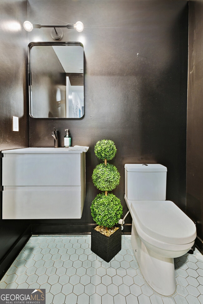 Building Photo - 208 12th St NE