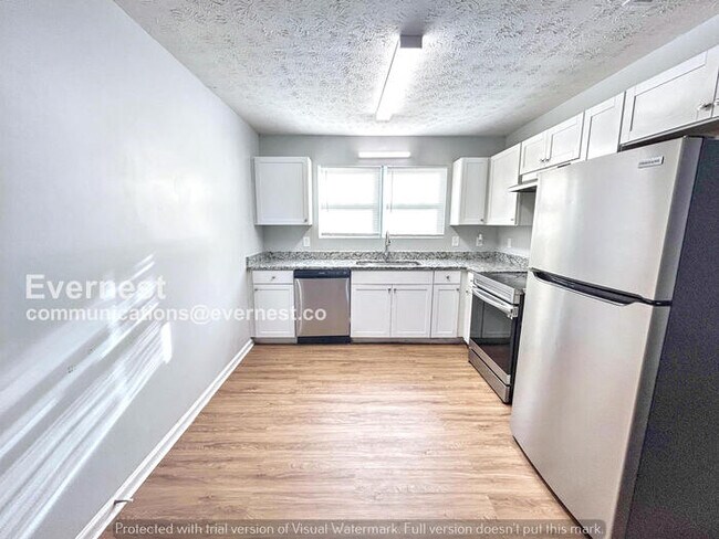 Building Photo - Spacious 3 Bed, 3 Bath Home with Fenced Yard and Garage