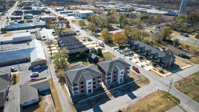 Building Photo - 112 W 2nd St