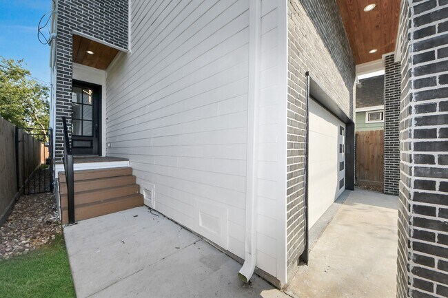 Building Photo - 3508 Omega St